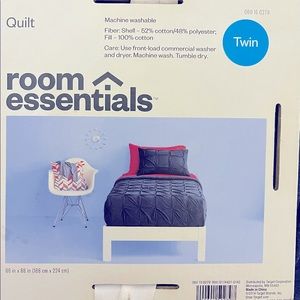 Room essential Twin Quilt